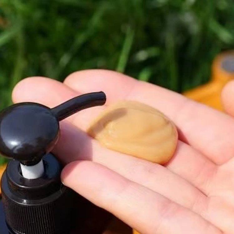 Traditional Chinese medicine hair conditioner repairs dry, frizzy, damaged, and chemically treated hair, providing smoothing and nourishing care.