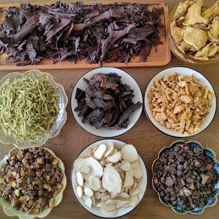 Traditional Formula Ziyun Ointment (2 tubes): For insect bites, burns, scalds, sunburns, baby eczema, diaper rash, minor injuries, and acne.  Natural and additive-free, safe for mothers and babies.