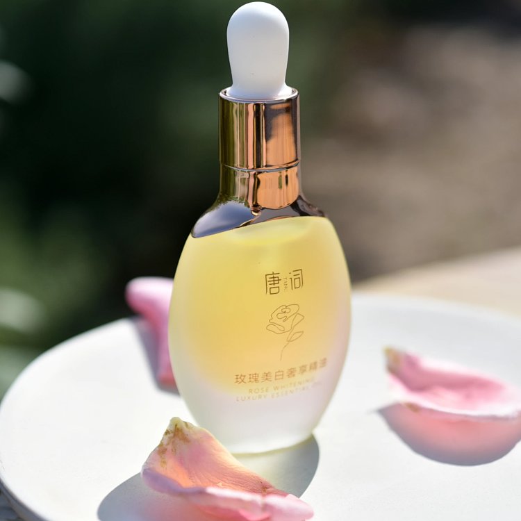 Aromatherapist-formulated, upgraded, customized rose whitening and spot-reducing luxury essential oil.