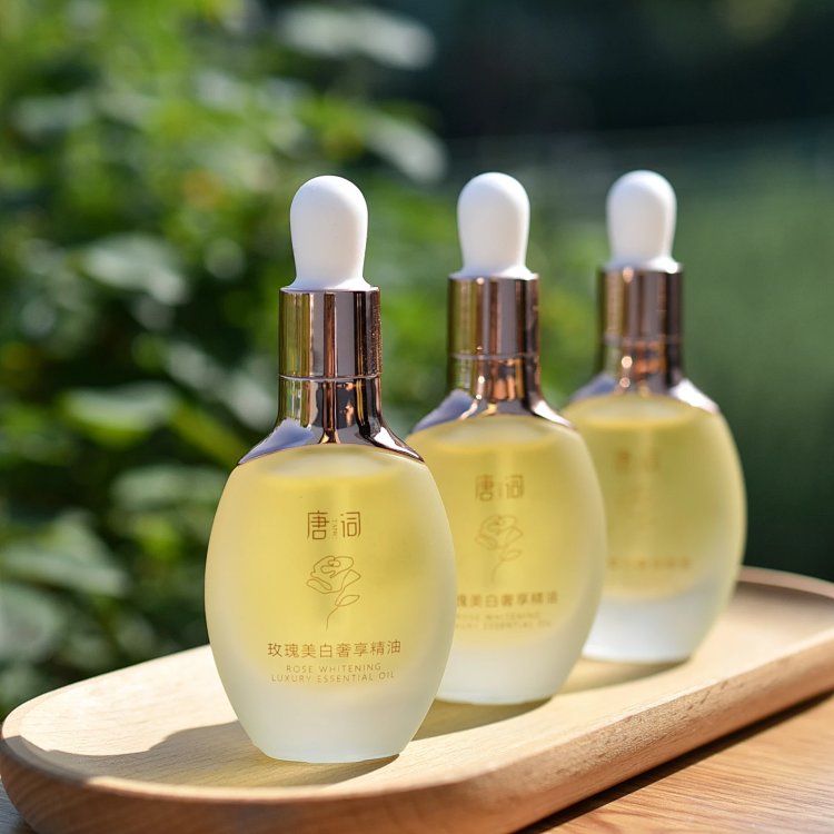 Aromatherapist-formulated, upgraded, customized rose whitening and spot-reducing luxury essential oil.