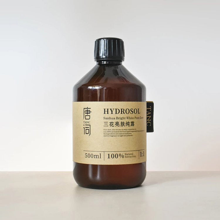 Natural plant extracts hydrate, moisturize, provide antioxidant benefits, reduce fine lines, add radiance and elasticity, minimize pores, balance oil and water levels, and fade blemishes.