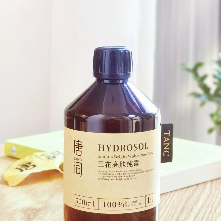 Natural plant extracts hydrate, moisturize, provide antioxidant benefits, reduce fine lines, add radiance and elasticity, minimize pores, balance oil and water levels, and fade blemishes.