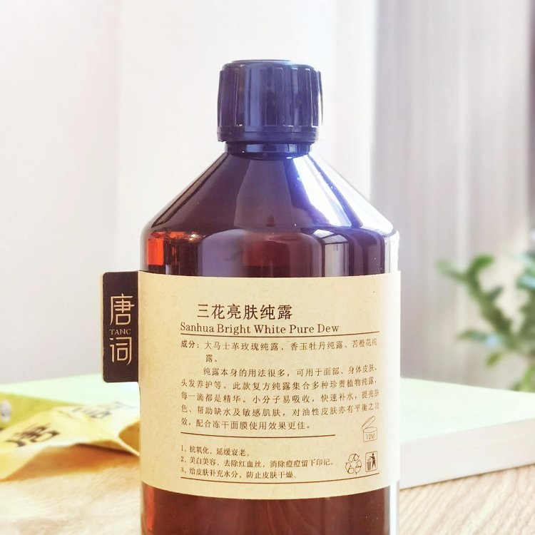 Natural plant extracts hydrate, moisturize, provide antioxidant benefits, reduce fine lines, add radiance and elasticity, minimize pores, balance oil and water levels, and fade blemishes.