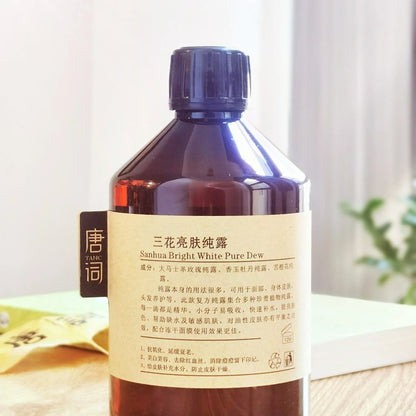 Natural plant extracts hydrate, moisturize, provide antioxidant benefits, reduce fine lines, add radiance and elasticity, minimize pores, balance oil and water levels, and fade blemishes.