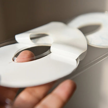 Made with natural plant extracts, it soothes and relieves stress, eliminates fatigue, brightens the eyes, clears heat, and reduces dark circles. One patch lasts for 8 hours.